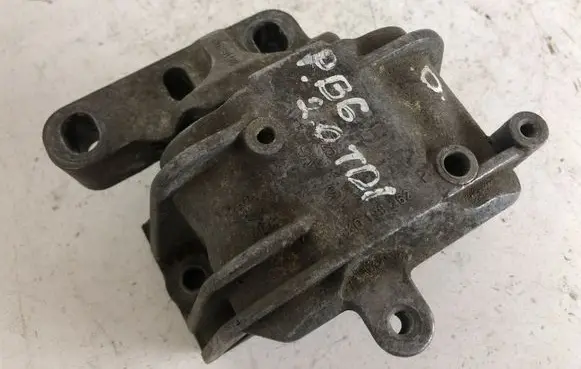 Volkswagen PASSAT B6 Engine mount bracket 1K0199262