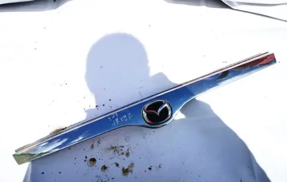 Mazda 323 Trunk door license plate light bar bj0e50711