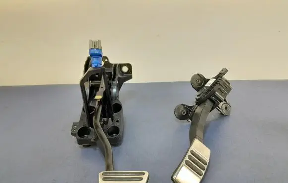 Accelerator throttle pedal