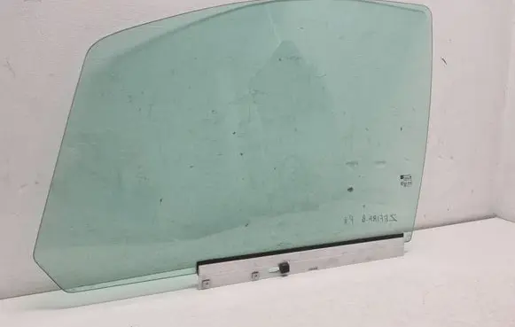 Opel Zafira B Front door window glass four-door