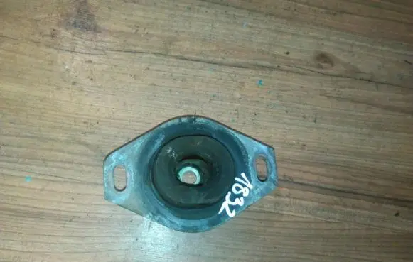 Citroen Xsara Picasso Engine mount bracket