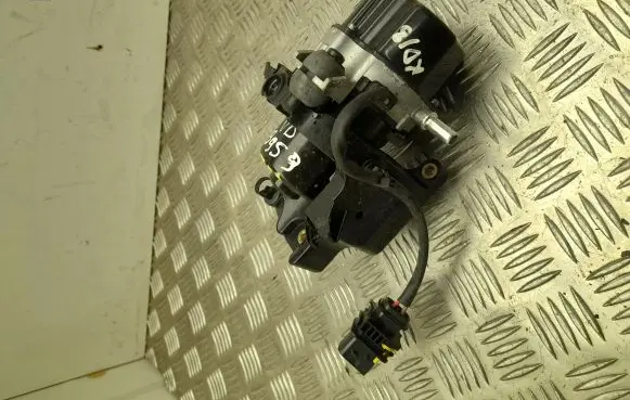 Mercedes-Benz EQC Vacuum pump A0004302200