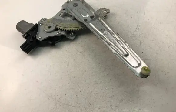 Toyota Avensis T250 Front door electric window regulator 701300