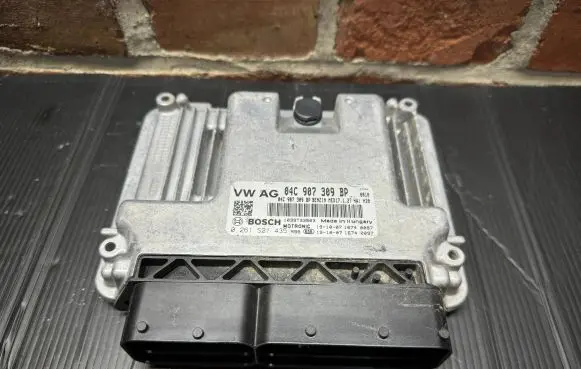 Skoda Fabia Mk3 (NJ) Engine control unit/module 04C907309BP 0261S21435