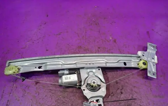 Peugeot 207 CC Front door window regulator with motor 