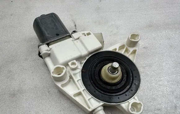 Mercedes-Benz GL X166 Front door window regulator motor A1669060301