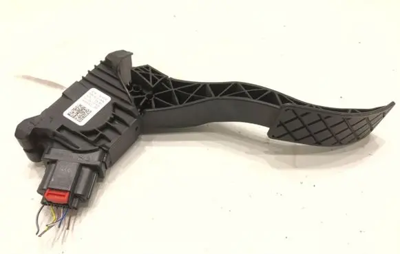 Accelerator throttle pedal