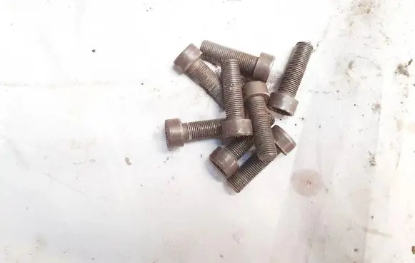 Volkswagen Touareg I Nuts/bolts 