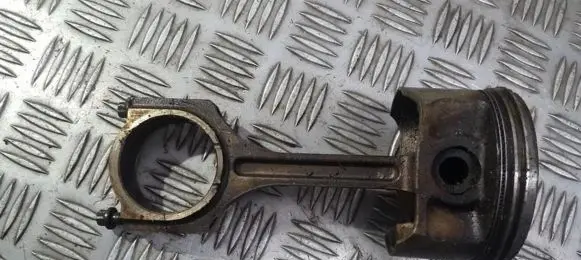 Hyundai Trajet Piston with connecting rod