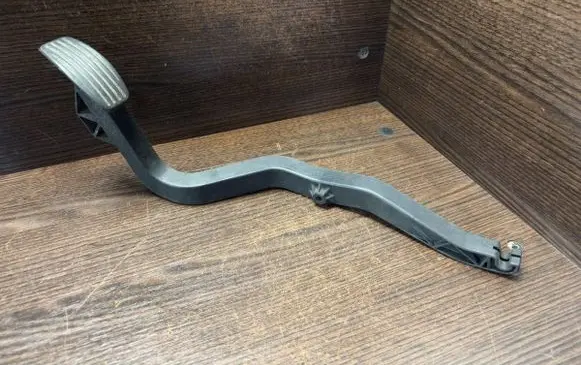 Accelerator throttle pedal