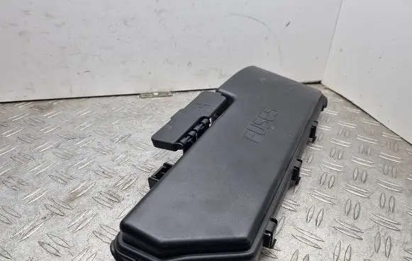 Volvo V70 Fuse box cover 9494211