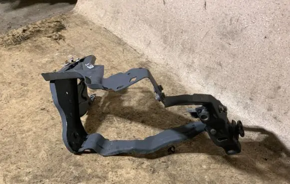 Headlight/headlamp mounting bracket