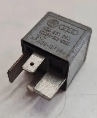 Volkswagen PASSAT B5.5 Other relay 8D0951253 PA66GF25 V23154J52X300