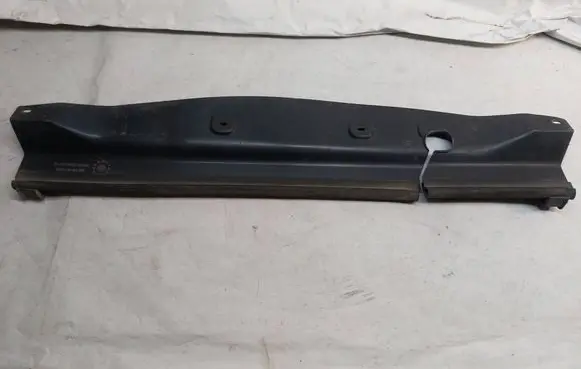 Mercedes-Benz E W124 Radiator trim 1245050088