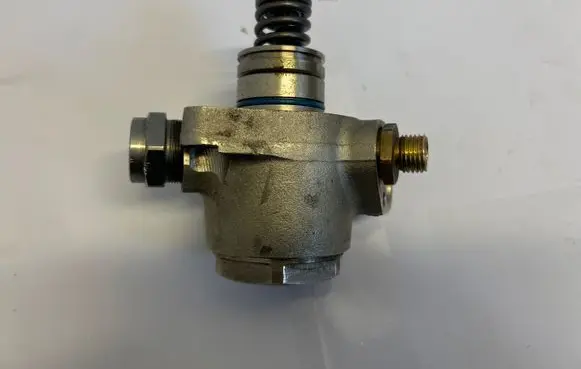 Audi Q7 4M Mechanical fuel pump 06E103535D