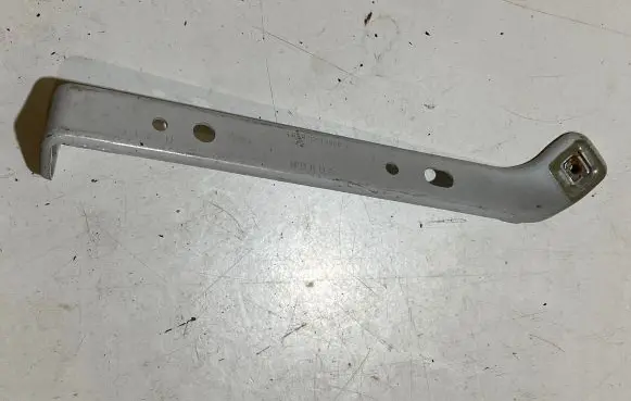 Ford Mustang VI Fender mounting bracket FR3B16C198BD