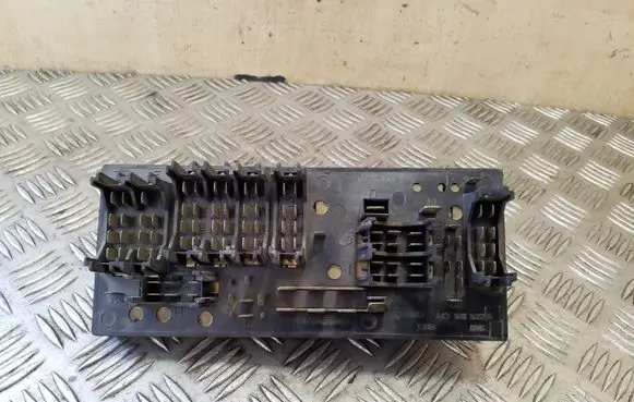 Audi 80 90 S2 B4 Fuse module 443941822A