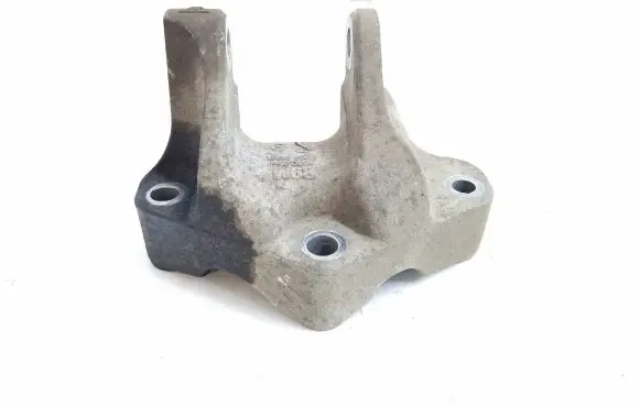 Nissan Qashqai Engine mounting bracket