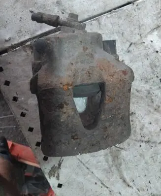 Volkswagen Jetta V Front brake caliper