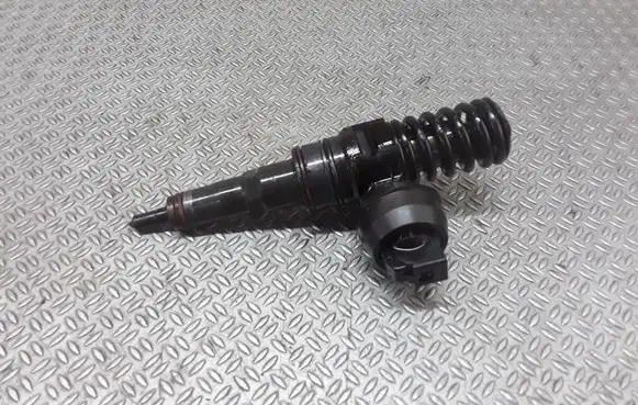 Volkswagen Golf IV Fuel injector 038130073AJ