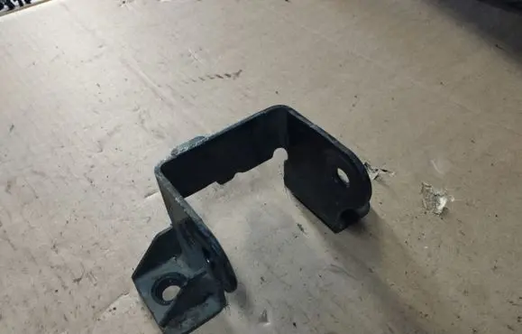 Peugeot 4007 Engine mounting bracket