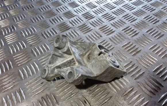 Volvo XC90 Engine mounting bracket 08649262