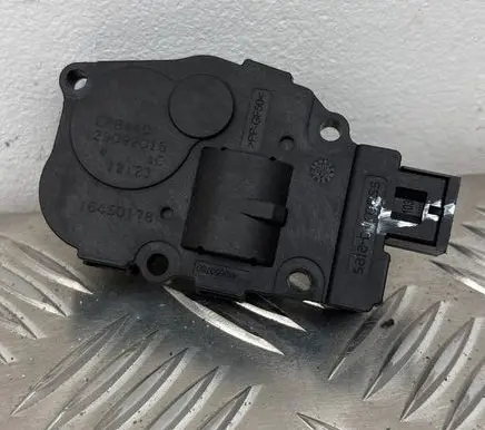 Volkswagen Touareg II Air flap motor/actuator 16450178 29092015