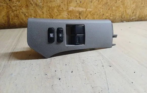 Toyota Yaris Electric window control switch 8324D68 1837G