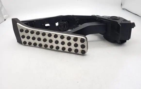 Mercedes-Benz CLS C219 Accelerator throttle pedal A2033010001 A2113000504