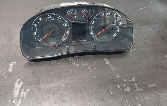 Speedometer (instrument cluster)