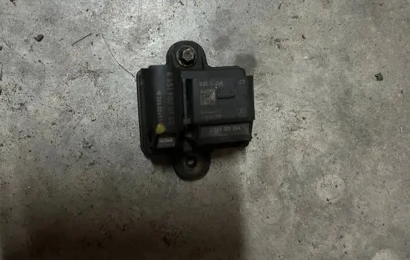 Mercedes-Benz C W204 Glow plug pre-heat relay 0522120204 CZCA2 5WK4609
