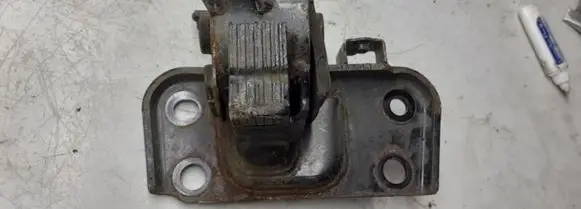 Toyota Avensis T270 Engine mount bracket