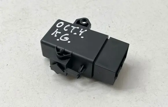 Skoda Octavia Mk3 (5E) Seat heating relay 3AA959772 7001SW00