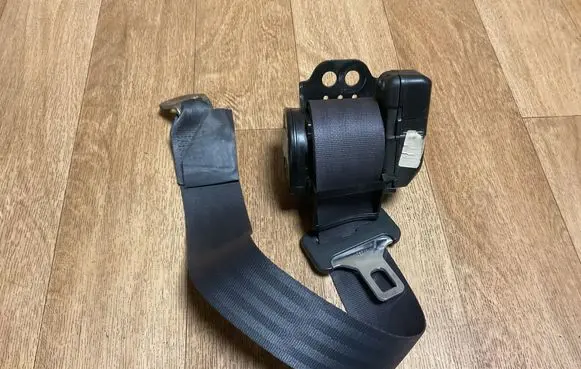 Volvo S40, V40 Rear seatbelt 30667313 041070424 1081381