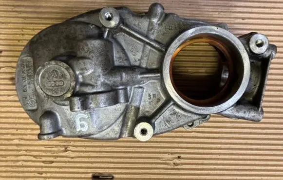 Skoda Octavia Mk2 (1Z) Timing chain cover 06F103530P