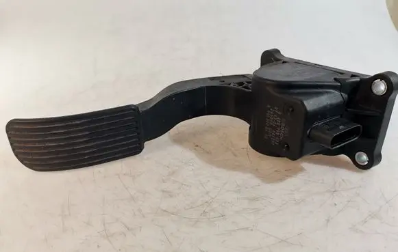 Mercedes-Benz Sprinter W906 Accelerator throttle pedal A9063000404 0280755023