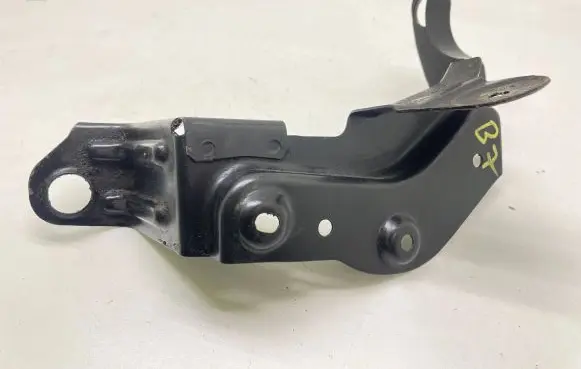 Audi A4 S4 B7 8E 8H Intercooler pipe mounting bracket 8E0145813F