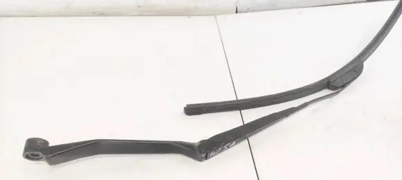 Toyota RAV 4 (XA20) Front wiper blade arm