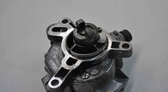 Volvo V40 Vacuum pump 31316688