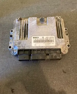 Renault Trafic II (X83) Engine control unit/module 1039S04808 0281011529 8200389519