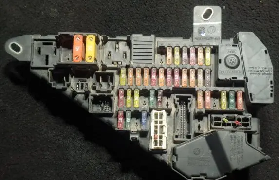 BMW 5 E60 E61 Fuse module 6906599
