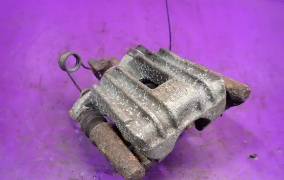 Volkswagen Golf IV Rear brake caliper