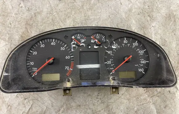 Volkswagen PASSAT B5 Speedometer (instrument cluster) 3b0919930p