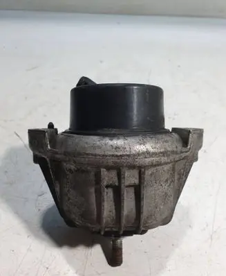 Engine mount bracket