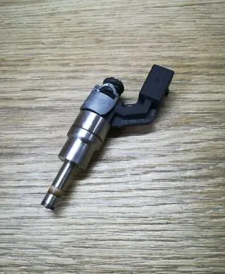Volkswagen Golf V Fuel injector 03C906036A