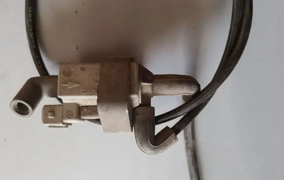 Mercedes-Benz CL C215 Valve vacuum A0025404197