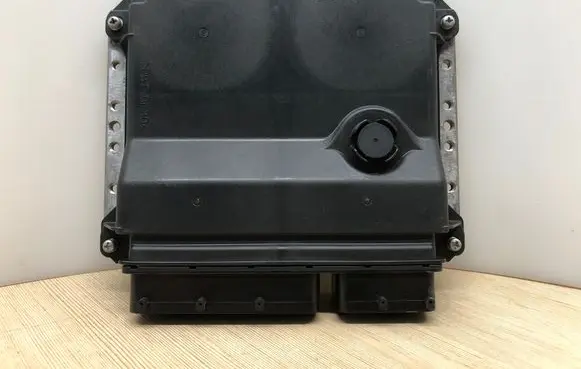 Toyota Avensis T270 Engine control unit/module 8966105D30 MB2759000183