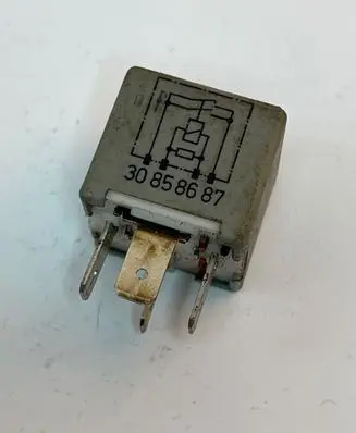 Volkswagen PASSAT B7 Other relay 443951253K