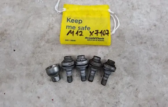 Opel Corsa F Anti-theft wheel nuts and lock 