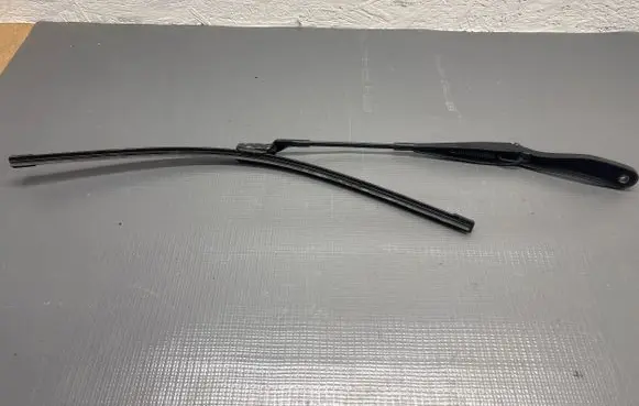 Volvo C30 Front wiper blade arm
